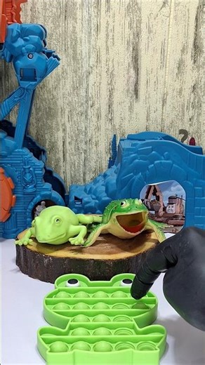 Satisfying Frog Pop-It & Toy Frog Fun! 🐸✨ #shorts