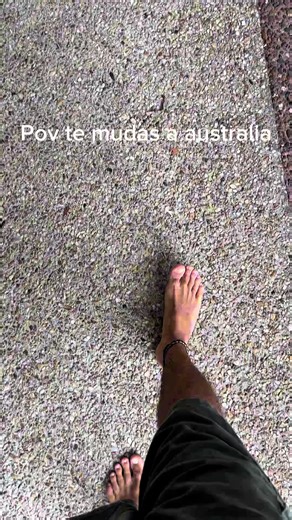 Ustedes? Andarian descalzos? #australia #travel #reels #trabajo #viajes