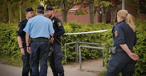 Flicka allvarligt skadad efter fall från skoltak i Svedala