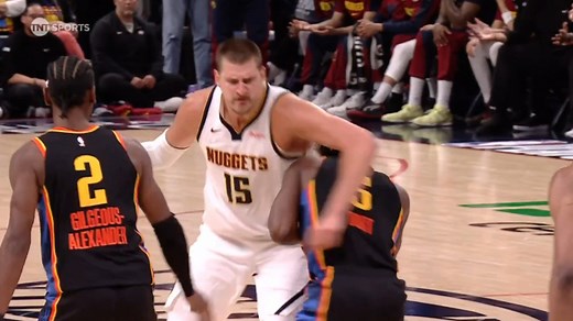 一级恶犯！慢镜还原约基奇恶犯全过程：肘击多尔特头部后者抱头倒地_腾讯新闻