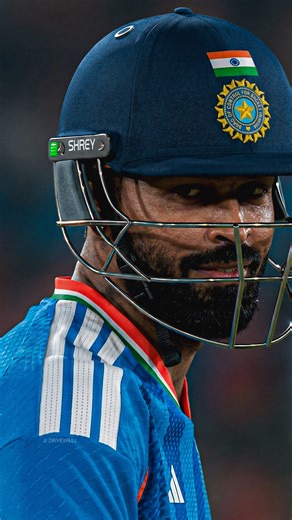 Lamelight_cricket on Instagram: "1997년 개봉한 영화 Titanic은 잭과 로즈의 운명적인 사랑을 통해 비극 속에서도 오래 남는 감정의 깊이를 보여주는 작품입니다. 화려한 연출보다 인물의 감정에 더 집중한 제임스 카메론 감독의 스타일은 지금 다시 봐도 묘하게 가슴을 울리죠. 배가 침몰하는 장면이 아닌, 두 사람이 서로를 바라보던 순간들이 더 강하게 기억에 남는 영화이기도 합니다. 이 감정을 완성해주는 곡이 바로 셀린 디온의 *“My Heart Will Go On”*입니다. 처음 들으면 잔잔한데, 어느 순간 자연스럽게 가슴이 벅차오르는 느낌을 줍니다. 특히 후반부의 고조되는 보컬은 영화 속 잭과 로즈의 마지막 장면과 겹쳐지면서 괜히 마음이 서늘해지기도 하고요. 많은 분들이 “이 노래가 나오면 왜 그 장면이 자동으로 떠오르는지 모르겠다”고 말하는데, 그만큼 영화와 음악이 자연스럽게 얽혀 있는 곡입니다. 1998년 아카데미 주제가상을 비롯해 여러 상을 휩쓴 건