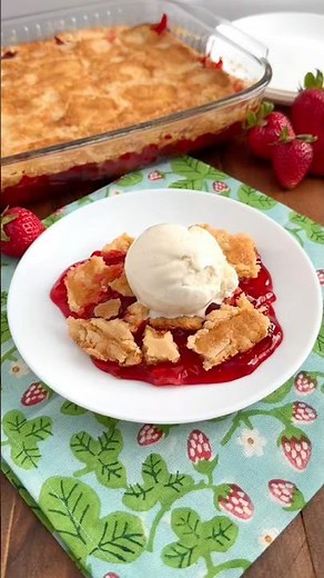 3 ingredient dessert recipe 🍓♥️ Strawberry Dump Cake #strawberrycake #bakingrecipes #desserts