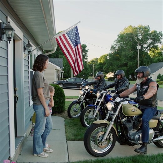 Girl Spent Her Last $8 Helping Hell’s Angel — Next Day 100 Bikers Brought a Life-Changing Gift The first sound was the buzz of an old fluorescent. The second was a man’s breath breaking. At 11:07 p.m., under a gas-station canopy on the edge of an American town—flag snapping on a short pole by the road—Sienna Clark stared at the last $8 in her palm. Her daughter’s breakfast money. Her rent was short. The cabinet held one banana and a handful of crackers. And ten yards away a massive biker in a le