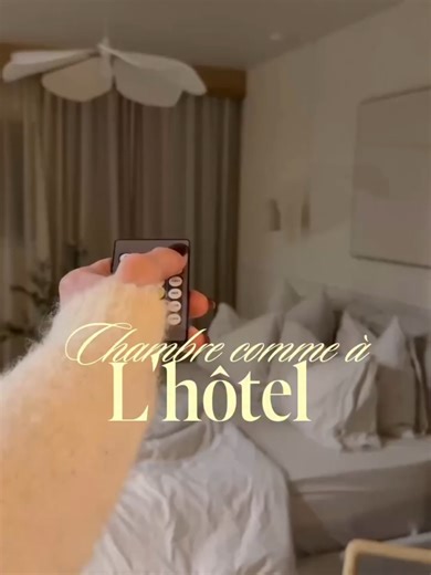 (Publicité) J’avais envie que l’espace rideau de la chambre devienne un véritable élément de décoration, et pas juste un détail fonctionnel 🤍 On a donc installé un ruban LED caché derrière une planche en chêne massif, que nous avons découpée en arrondi pour créer un cache-rideau sur mesure ✨ Résultat : une lumière douce, chaleureuse, et une ambiance canon dès que la nuit tombe. ✨ Ce que j’ai adoré : • Le ruban LED est ultra simple à installer : il suffit de le coller • Le transformateur s’insta