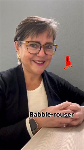 Expresión: Rabble-rouser Procedencia: La palabra “rabble” es antiquísima, usándose para indicar una manada durante el siglo 13, y durante el siglo 15, como una muchedumbre vulgar. Luego toma el significado que se usa como hasta hoy, para indicar un tumulto, una muchedumbre o una turba. El verbo “to rouse” significa agitar, provocar, encender, enardecer o incitar a histeria o locura. Significado: Alguien que provoca o incita Equivalentes: Demagogo Provocador Agitador Alborotador Ejemplos: Every t