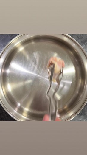 #Saladmaster #EOCWith Saladmaster, you can enjoy crispy on the outside, moist on the inside chicken without using any oil at all. In just 30 minutes, you can have healthy and delicious chicken wings. 🍗🍗🍗Ingredients:12 pieces of chicken wings and drumettesSauce of your choice (optional)Sliced almonds or parsley for garnish (optional)Instructions:1. Rinse and drain the 12 pieces of chicken wings and drumettes to ensure they are clean and ready to cook.2. Preheat the Saladmaster Electric Oil Cor