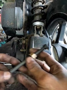 1M views · 6.3K reactions | tutorial ganti bosh shockbeker vario 125 metode treker #bengkelmotor #otomotip #tutorial #edukasi #videowatch | Belajar Mekanik Dari NOL | Facebook