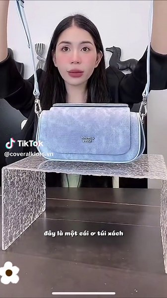 #túi #bags #bag #da Chiếc túi này trông có vẻ không lớn nhưng nó có thể đựng được rất nhiều đồ.