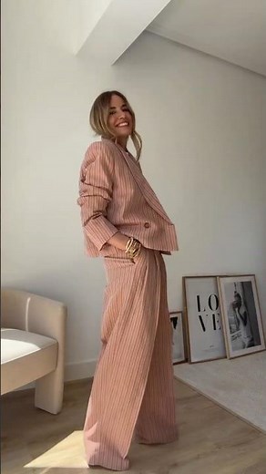 Traje Caqui de Blazer Cruzado Corto vs Traje Rosa Palo a Rayas: ¿Con Cuál Te Quedas? #fashiontrends