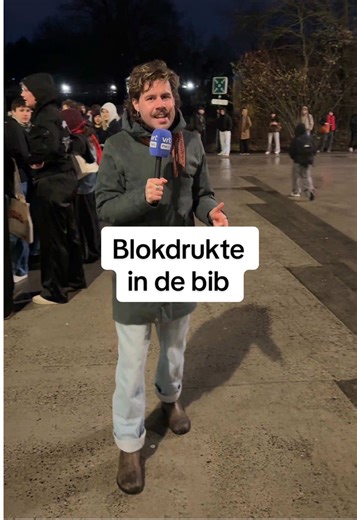 Blokdrukte in de bibliotheek: Studenten in de rij