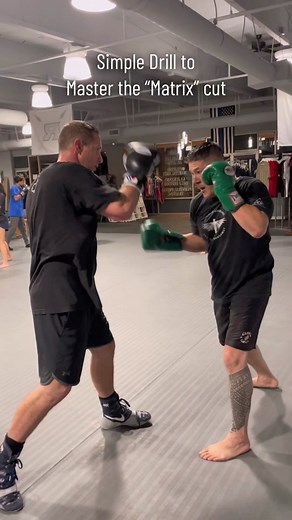 Switch and cut is a great way to be away from a counter #strikingcoach #streetfightingskills #smartfighting #streetsmartfighting #streetsmartthinking #martialartstraining #beginnerboxingclass