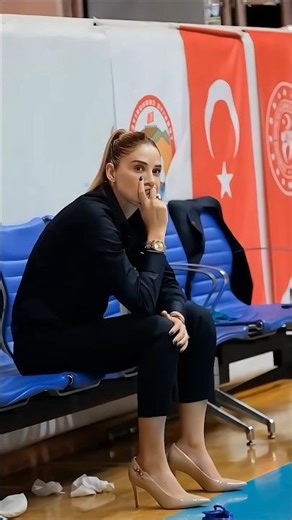 🔥 سيلين إردم بمعطف أحمر وابتسامة فوز | مدرب كرة السلة التركي يقود فريقه إلى المجد 🏆 001#selenerdem