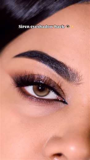 Sonicka | Eye Makeup & Beauty on Instagram: "Easiest Siren eyeshadow hack ever! 😍😍😍 Feline eyeshadow looks are my favourite one to make but it’s also the hardest to achieve with precision🙈 This hack is the easiest one so far and it’s going to be a part of my everyday routine ✨✨✨ IB: @lenkalul Products used- 💖 @anastasiabeverlyhills @mynykaa soft glam eyeshadow palette 💖 @reneeofficial midnight Kajal in black 💖 @natashadenonabeauty eyeshadow palette 💖 @officialswissbeauty lashes in pixie