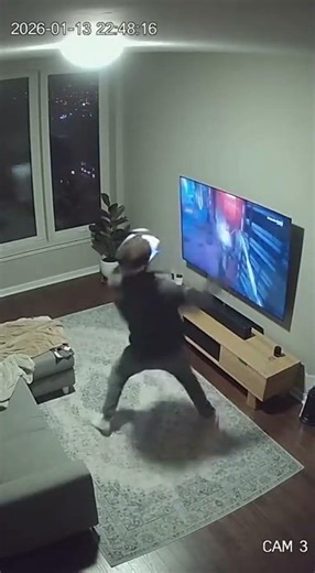 VR Mishap: Smash Hits the Screen!