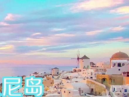 发现欧洲 |希腊Greece爱琴海·圣托里尼岛（Santorini0）圣托里尼（希腊语：Σαντορίνη，希腊语发音：[sandoˈrini]）是在希腊大陆东南200公里的爱琴海上由一群火山组成的岛环。日落时分的圣托里尼 (Santorini)，仿佛是艺术家倾尽所有色彩精心绘制的迷人图景。—每年有好几百万的游客到这个基克拉泽斯群岛上的半弯月形火山岛来度蜜月。—SANTORINI“圣