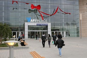 Clipe de groază la un mall din Bucureşti. Mai bine de jumătate de oră clienţii au rămas în beznă