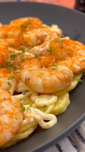 Patatas arrieras!😋 Hoy te traigo un recetón de los que no fallan: patatas finas y crujientes con gambas al ajillo y una buena capa de alioli por encima. Una combinación explosiva de sabor y texturas. Fácil de hacer y perfecta para compartir… éxito asegurado. • INGREDIENTES: 4 patatas grandes🥔 20 langostinos🦐 5 dientes ajo🧄 2 guindillas cayenas🌶️ Sal🧂 AOVE🥃 Perejil fresco🌿 Pimentón🥫 • AJONESA ó ALIOLI: 1 huevo🥚 Aceite girasol🥃 1 diente ajo🧄 Sal🧂 • Primero prepara la ajonesa o alioli 