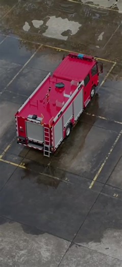 Isuzu fire trucks, ten stories tall, spray very easily. #Isuzu Fire Truck #Camión de bomberos Isuzu #Camion de pompier Isuzu #شاحنة إطفاء إيسوزو #Пожарный грузовик Isuzu