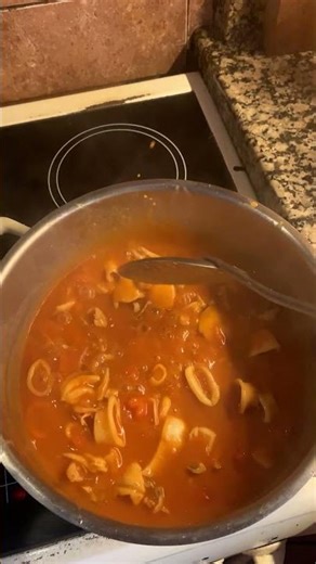 3 Οκτωβρίου 2025 καλαμαράκια και σουπιές με ντοματα