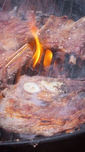 La carne más económica encima de unas papas asadas 🥔🥩🔥 #recetas TIP: Las papas se quedan por una hora a fuego indirecto, ventilas abiertas por la mitad y acomoda un recipiente metálico con agua debajo de las papas para evitar que se resequen. | Munchies Lab