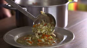 Aujourd'hui, SB Cuisine vous propose ce délicieux Snapie! réconfortant: soupe poulet et nouilles. À la soupe! 🍲 La recette: http://bit.ly/2nzadVn | Salut Bonjour