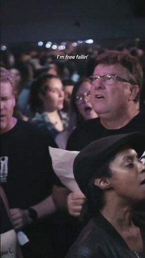 Free Fallin’ sung by hundreds of Tom Petty fans