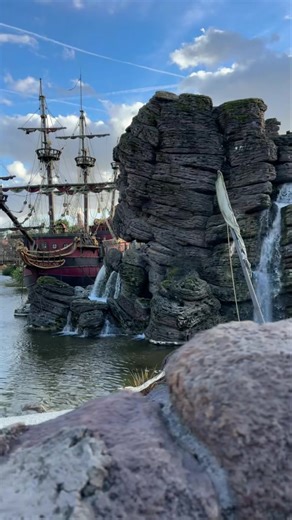 So great to see the waterfalls back activated on Adventure Isle! 💦 👍 - #DisneylandParis #DisneyParis #DLP #Adventureland | Pixie Dust DLP