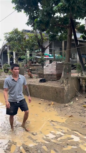 2.5M views · 56K reactions | Làng em có 180 hộ dân cô lập một tuần nay.bà con đang rất khó khăn bế tắc mong các đoàn hỗ trợ bà con bão lũ ghé quê em hỗ trợ cho bà con ít nhu yếu phẩm để sử dụng trong lúc này với ạ. Đang rất cần anh chị ơi sdt trưởng thôn làng em 0866056149 chú mản ạ | Thợ Sơn Vlog | Facebook