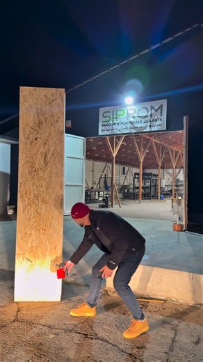 SIPROM on Instagram: "Ca răspuns pentru @RaduQ 🔥 Test la foc – Panou SIP SIPROM 🔥 ‼️ Important: acesta NU este un test de laborator, nu este un test agrementat sau certificat. Este un test demonstrativ, realizat într-un mediu controlat, la fabrica noastră, cu scop informativ și educativ. 👉 Pentru a simula un scenariu extrem, am turnat benzină pe partea frontală și pe lateralul panoului SIP, apoi am aprins-o pentru a observa reacția materialului la flacără deschisă. 🎥 Fără tăieturi, fără truc