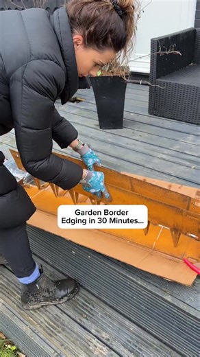 S O P H I E V A L E N T I N E on Instagram: "Border edging in 30 mins The garden border edging everyone is going crazy for 🤪 🌱We installed it in just half an hour it was SO easy to slot together and has completely transformed this little area. 🌱We used the 150mm face in colour Corten, there are 6 colour choices available. We used 2 packs of 5 pieces. 🌱It can be installed to the style you like, you can bend it, curve it, wave it and create corners. You can have it raised or tap it in to be fl