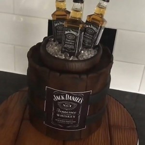 This is how you make a barrel cake with whiskeys as cake toppers 🍻😍 By: Nauty Little Treats | MetDaan Cakes
