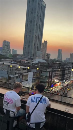 Genieten van de zonsondergang in Thailand