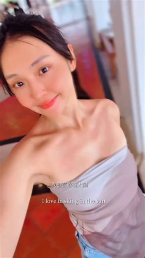 ☀️ 我超喜歡曬太陽，但又超怕老、怕暗沉。 那種在陽光裡感覺很自由、又同時擔心膚況變差的矛盾，應該很多人懂吧 最近我開始吃【花漾配方｜RéPOV 復家生醫 日本穀胱甘肽】 它是日本三菱集團旗下 KOHJIN 生命科學出品的圓酵母穀胱甘肽 （GSH），是目前唯一同時獲得美國 FDA GRAS 認證與台灣 TFDA 可食用核准的穀胱甘肽。 💊 主要成分搭配超用心： • 穀胱甘肽 250mg（日本三菱集團原料） • 維他命C 250mg（美國 Pureway） • 維他命E（法國大廠） • 白藜蘆醇 • 波蘭野櫻莓 五大配方一起作用，從抗氧化、代謝到氣色提升， 對每天需要在外活動、又想維持好膚況的人來說非常剛好。 ✨ 我自己的感覺是：不是那種誇張「瞬白」的效果， 而是氣色變得更明亮、膚況穩定、甚至連睡眠都比較安穩。 每天兩顆，像是一個幫自己維持狀態的小儀式。 健康與美麗，真的都來自日常的小習慣。 曬太陽也能自在，從內到外都亮起來 🌸 @repov_2024 #復家生醫 #花漾配方 | 曾昕晨 Ariel