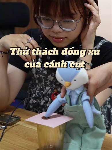 Cánh cụt: Còn các bạn đang xem thì sao nhỉ, có đoán được mẹo của Cánh cụt không nè, nếu biết nói cho mình với nhớ #tiemtaphoanhamay #handmade #gaubong #bupbe #dolls #thubong #gift #diy #sew