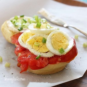 1.8M views · 2.4K reactions | Sliced hard boiled eggs, juicy ripe tomatoes, chopped scallions with a touch of mayonnaise, salt and pepper – my go-to sandwich for breakfast or lunch. 4 bl/pr 6 gr WW SP • 213 Calories Print recipe: https://www.skinnytaste.com/egg-tomato-and-scallion-sandwich/ | Skinnytaste | Facebook