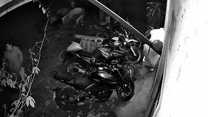 Si lo conoce denuncielo, se robo una moto !!!! En tan solo dos minutos y de forma muy sigilosa un individuo se roba una moto qué estaba estacionada afuera de un domicilio en Chacampalco en Tlaquiltenango, el asaltante según refieren se dio a la fuga con la motocicleta hacia Huatecalco, el automotor es una Italika color negra modelo 250 año 2022 con placas de circulación 31-PVY-9 de Morelos | Felix Fox