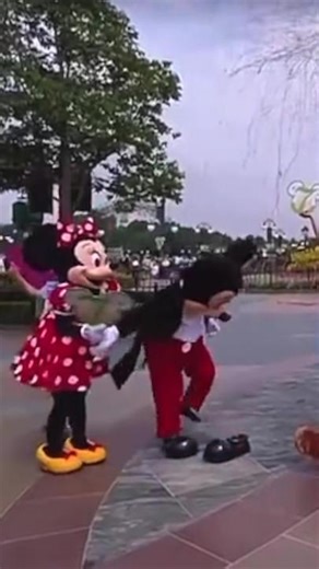 Mickey Shoe FAIL - Disney Character Wardrobe Malfunction #disney #disneyland #mickeymouse