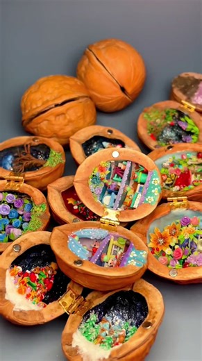 This artist creates miniature worlds entirely inside walnut shells. Working within the shell’s natural shape, she builds detailed scenes, from quiet landscapes to storybook-like moments, all confined to an incredibly small space. Artist: 93612258365 / 小蝶 on Douyin #art #miniature #artist