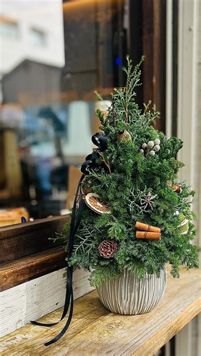 MomeNTs MarquaNTs／モモンマルコン | 今年初めて クリスマスワークショップのメニューに加えた ＂Fresh Table Tree＂ お花のアレンジが初めての方でも 誰でもうまく作れるように どんな言葉で伝えたら良いか… 手順や注意するポイント サイズ感など… なんども試作しながら準備しました... | Instagram