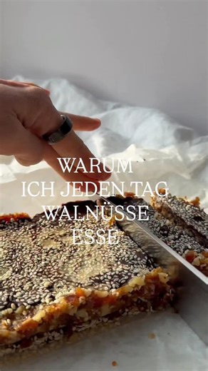 Svenja Ostwald - MO•AI NYC mindful community on Instagram: "Schoko-Tahini-Dattel-Bites (ohne Backen) Diese kleinen Bites brauchen nur wenige Zutaten, sind schnell gemacht und perfekt als süßer Snack oder gesunder Dessert-Ersatz. Zutaten • 20 Datteln (entsteint) • 100 g Walnüsse • 1 EL Kokosöl geschmolzen • 2 EL Sesam (für den Boden) • 120 g dunkle Schokolade (mind. 70 %, geschmolzen) • 2–3 EL Tahini Zubereitung Basis mixen Datteln, Kokosöl und Walnüsse in einem Mixer oder Food Processor zu einer