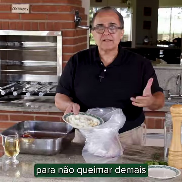 Prepare um Peru Assado suculento e delicioso para sua ceia de Natal com esta receita especial. Perfeito para reunir a família em torno de um prato tradicional e saboroso. Assista ao vídeo para aprender todos os detalhes e segredos desta receita natalina. Não se esqueça de comentar abaixo e compartilhar com seus amigos! Receita: Peru de Natal Tempo de preparo: 20 horas | Serve 08 pessoas Ingredientes: 01 Peru de aproximadamente 4 kg 12 maçãs Fuji médias 300 ml de vinho branco seco Alecrim 10 crav