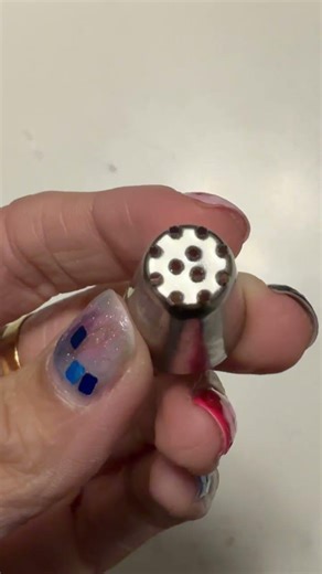 Cake decorating hack | buttercream grass design with Wilton 233 tip #cakedecorating #cakedesign