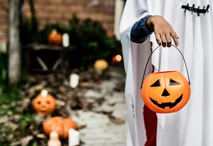 Can COVID-19 Spread Through Candy from Trick-or-Treating? Scientists Answer Finally