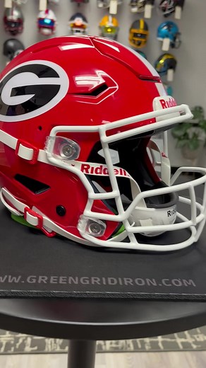 Customizing Speedflex Football Helmets | Georgia Bulldogs