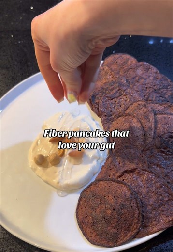 Fiber combo that actually works: flax banana oats cocoa 👉 supports digestion and satiety Flax Cocoa Pancakes Ingredients: • Flax seeds — 15 g (ground) • Light coconut milk — 40 ml • Oat flour — 30–35 g • Banana — 100–120 g • Egg — 1 (~50 g) • Cocoa powder — 10 g • Soy yogurt — 40 g (optional) • Sweetener (optional) How to make: Soak ground flax seeds in coconut milk for about 5 minutes. Add the remaining ingredients, mix everything together, and cook small pancakes in a pan 1–2 minutes per side