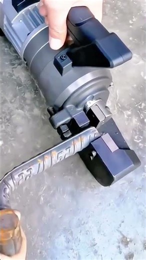 Bending thick steel rebar using hydraulic bending tool