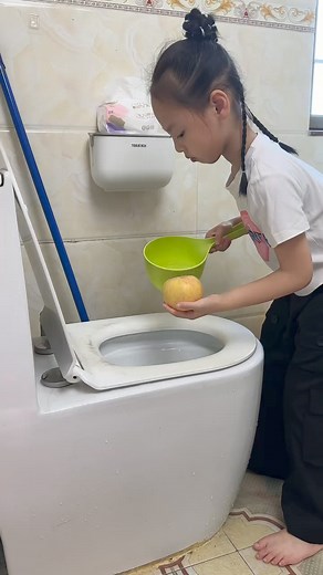 1.6M views · 12K reactions | 來 Mammi doesn't want to eat anything #viralreelschallenge #trendingreels #reelschallenge #comedy #funnyreels #funnyvideos #funnyvideo #trend #funny #fun | 有趣的家庭 | Facebook