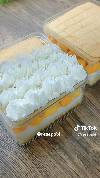 Bingung punya mangga mau diapain selain di jus atau dibuat mochi bikin desserts box ini aja sudah pasti enakk dan cantik bentuk nya apalagi di makan pas lagi dingin beuh 👍🏻😋 • • Video cara buat sudah di upload di Video Tiktok/Yt Channel Resep Abi #olahanmangga #desserts #resepabi #mango #idejualan #dessertbox #mangga
