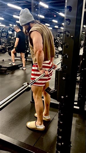 Don’t forget your forearms. I do this superset three times in a row. No breaks. #forearms #gymshorts
