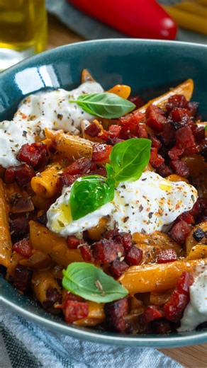 Demotivateur Food on Instagram: "RECETTE PÂTES AU CHORIZO 🥵🌶 Pour 4 personnes Ingrédients : - 1 chorizo - 1 filet d'huile d'olive - 1 oignon rouge - 1 gousse d'ail - 10 cl de vin blanc - 2 C A S de concentré de tomates - 1 piment rouge - 1 C A S d'origan - 1/2 bouquet de basilic - 20 cl de crème liquide - 2 louches d'eau de cuisson - 400 g de pennes - 30 g de parmesan - 150 g de stracciatella Préparation : 1. Couper le chorizo en petits dés et le faire dorer dans un filet d'huile d'olive. Quan